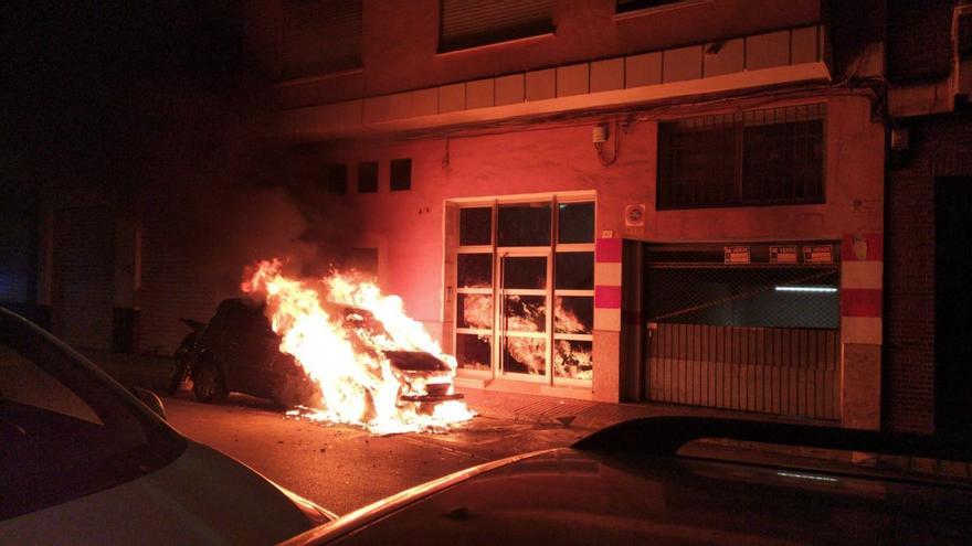 Un pirómano con varias botellas de gasolina quema cinco furgonetas en Valencia