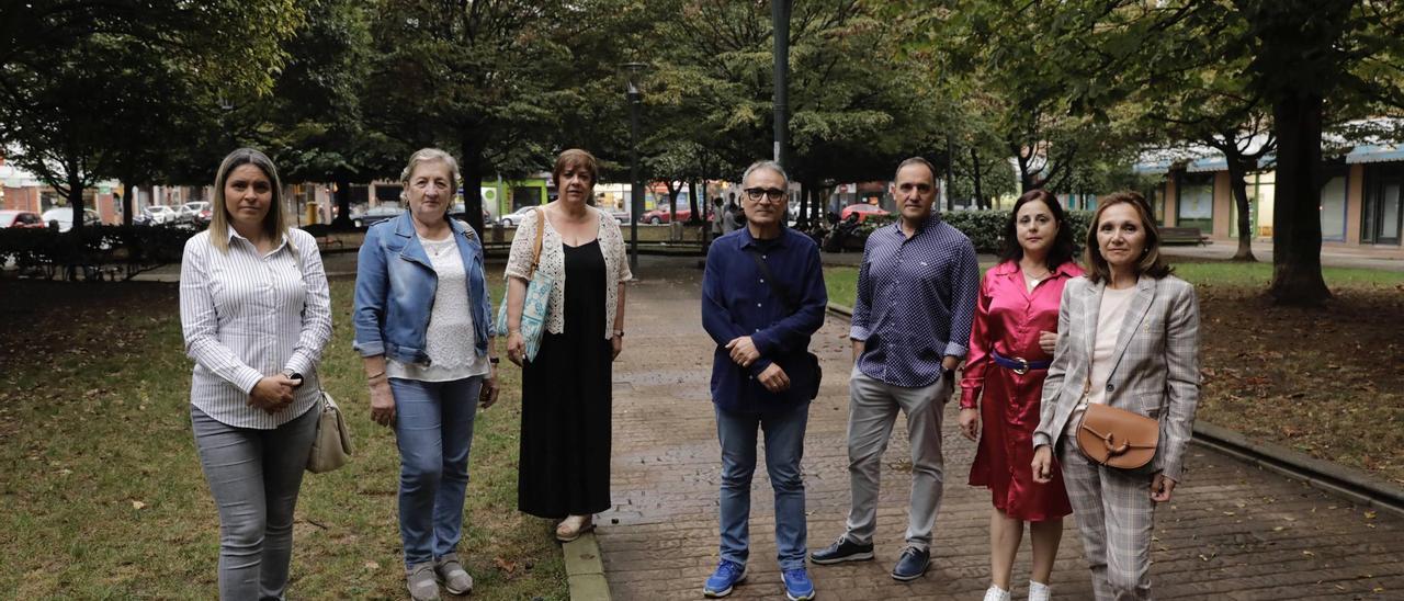 Por la izquierda, Arancha Sánchez, Rosi Miranda, Gladys Vicente, Víctor Valdés, Javier Moreno, María Luisa Corte y Araceli Monje, ayer, en el parque de Electra. | Juan Plaza