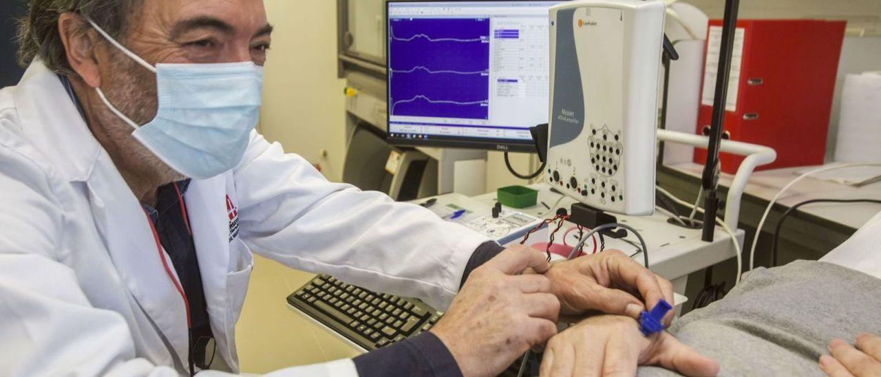 El investigador Salvador Martínez realiza una electromiografía, una prueba con la que se mide la evolución de los enfermos.