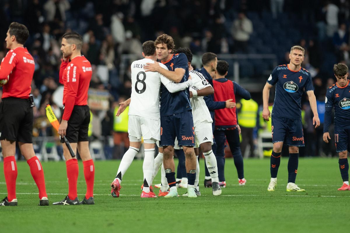 Partido de octavos de final de la Copa del Rey entre el Real Madrid y el Real Club Celta de Vigo, disputado en el estadio Santiago Bernabéu. Fede Valverde (dorsal 8) y Marcos Alonso durante el saludo entre los jugadores de ambos equipos al final del encuentro.. FUTBOL.
