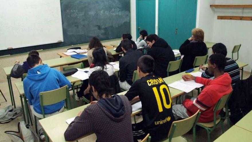 Alumnos asisten a una clase de ESO para adultos en un centro gallego.