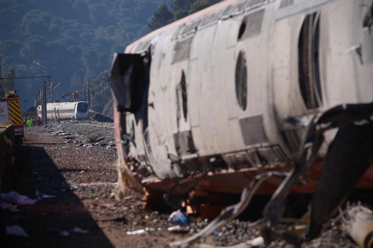 Al fondo, el tren Alvia siniestrado. En primer plano, vista del tren Iryo descarrilado.