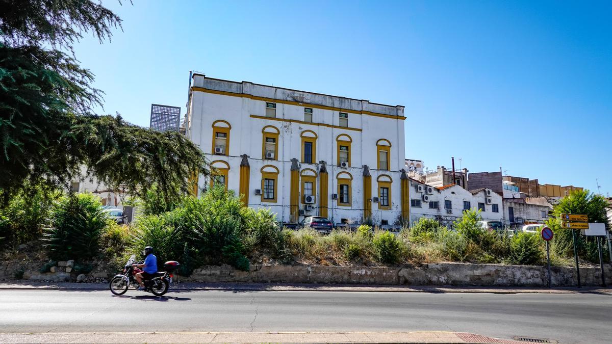 El muro perimetral del patio se derribó el pasado mes de marzo.