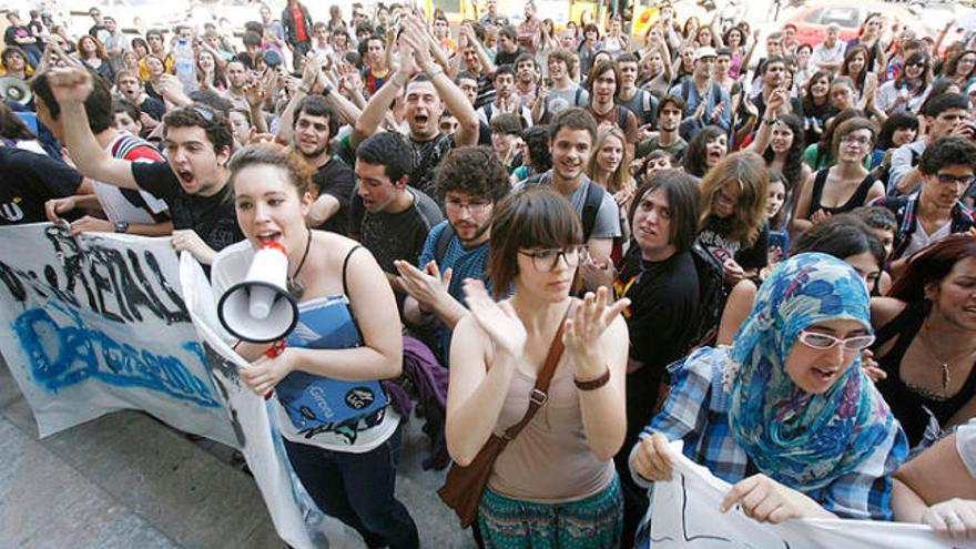 Els manifestants criden proclames davant la seu de la Generalitat.