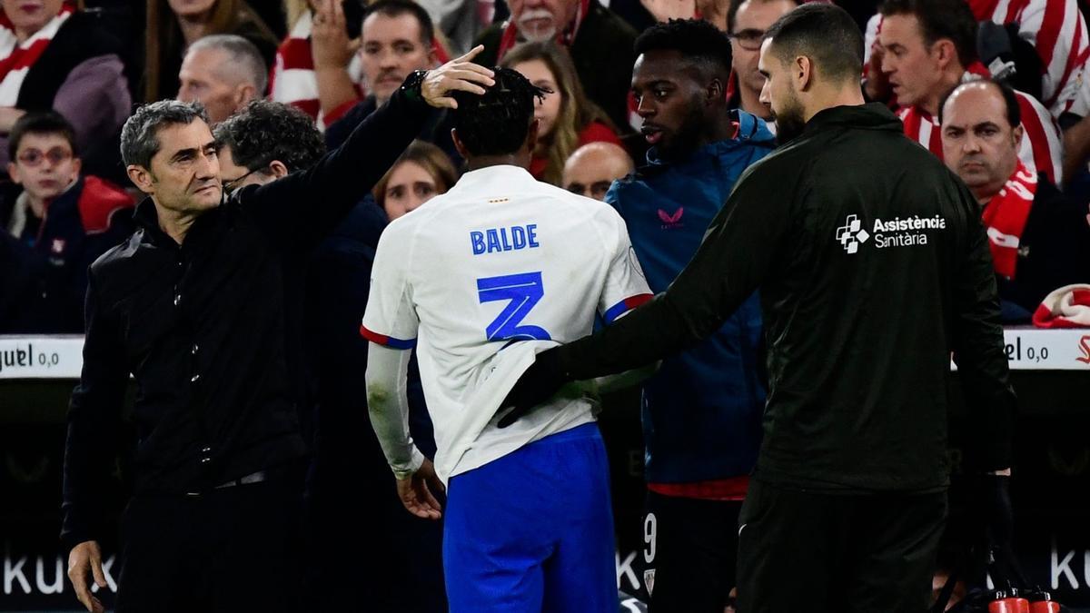 Ernesto Valverde consuela a Balde al marcharse lesionado hacia los vestuarios.