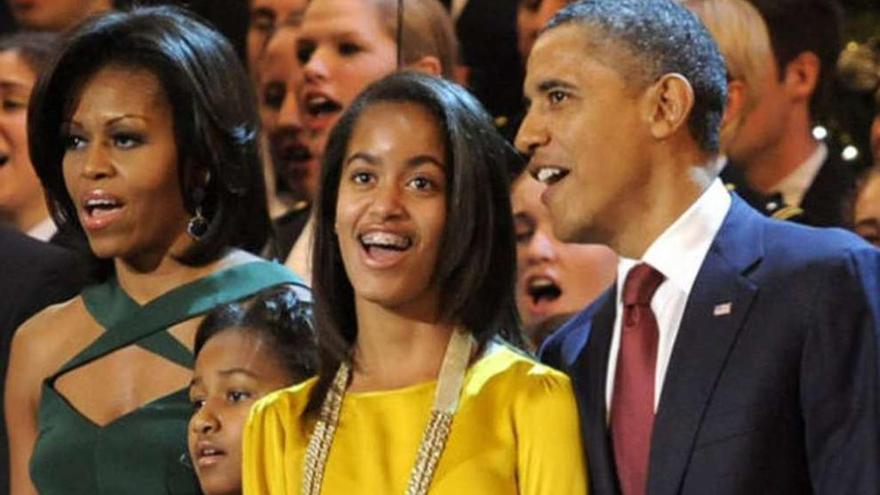 Malia Obama junto a sus padres.