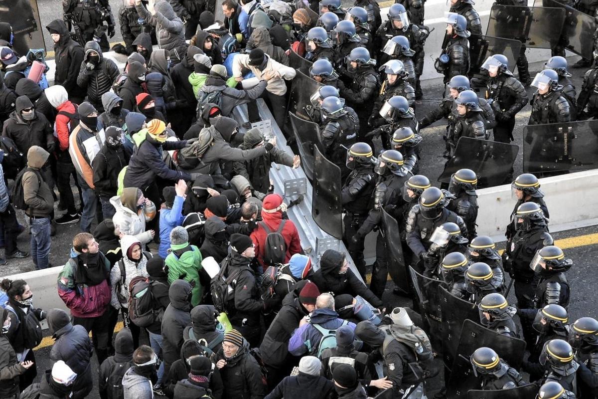 Desalojo de manifestantes en La Jonquera