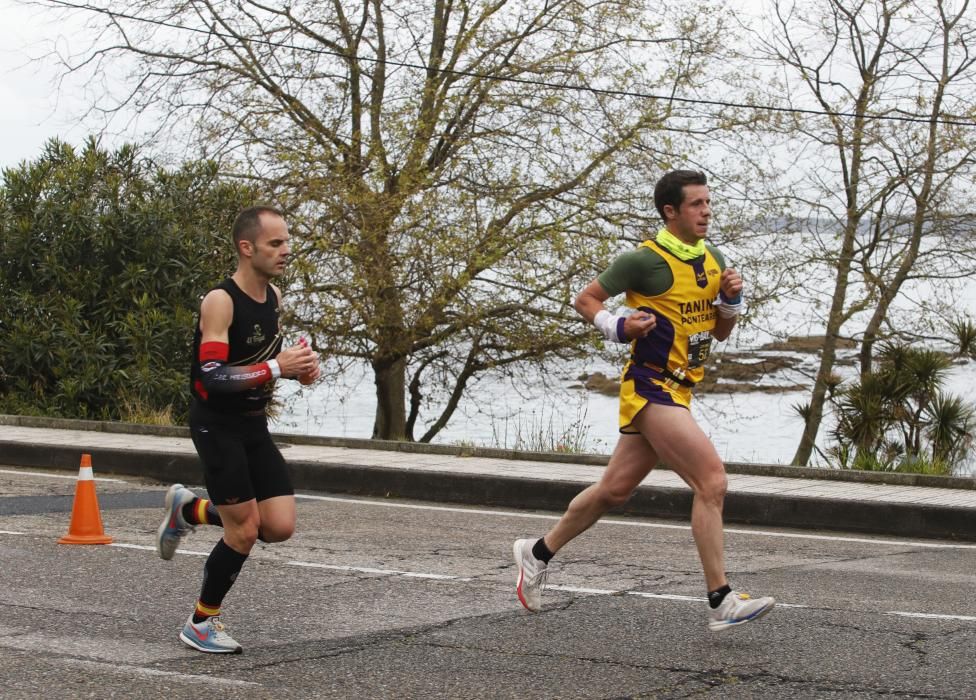 Los corredores del maratón completan la primera mitad del recorrido en los alrededores de Samil y Coruxo.