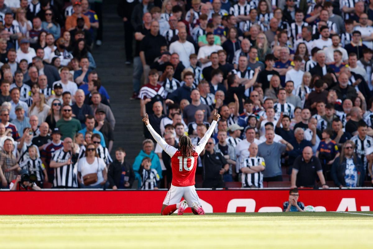 Eberechi Eze celebrando su gol con el Arsenal
