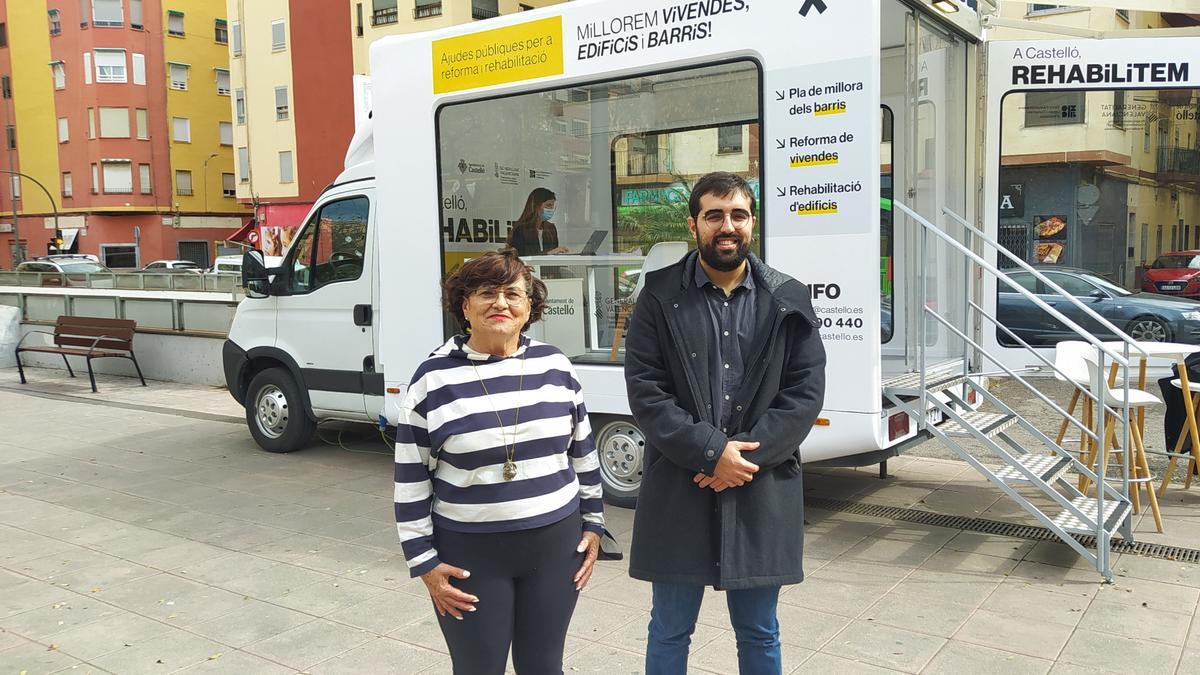 La concejala de Vivienda de Castelló, Mª Jesús Garrido, y el representante de la Conselleria, Marc Aparisi.