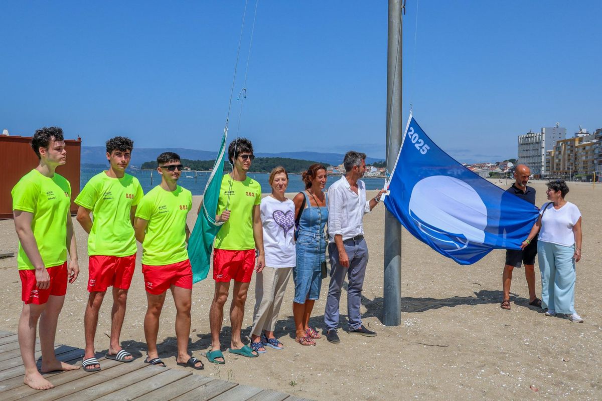 Los socorristas y miembros del gobierno local con la bandera.