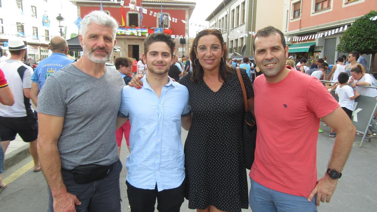 Oskar Proy y su padre, junto al alcalde de Cangas de Onís, José Manuel González Castro, y la teniente de alcalde, Mariafé Gómez, en el Sella-2018