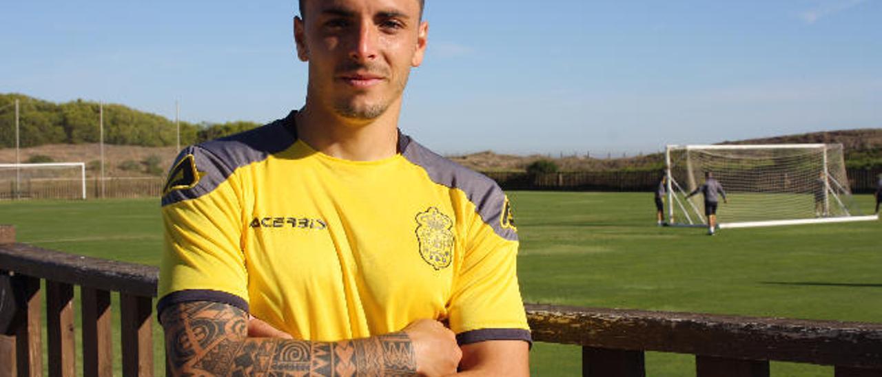 Ximo Navarro, ayer, posa tras el entrenamiento de la UD Las Palmas en el Parador de El Saler antes de partir a La Coruña.