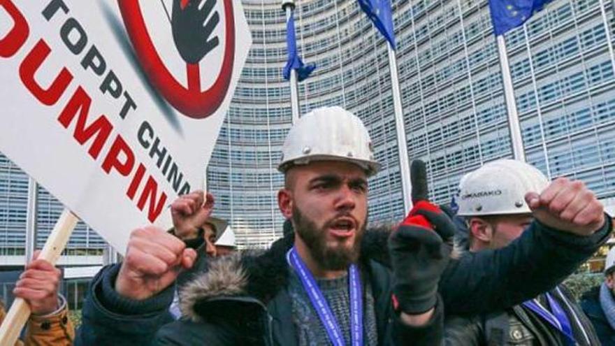 Trabajadores siderúrgicos durante la protesta del pasado lunes en Bruselas contra las prácticas de &quot;dumping&quot; de China.