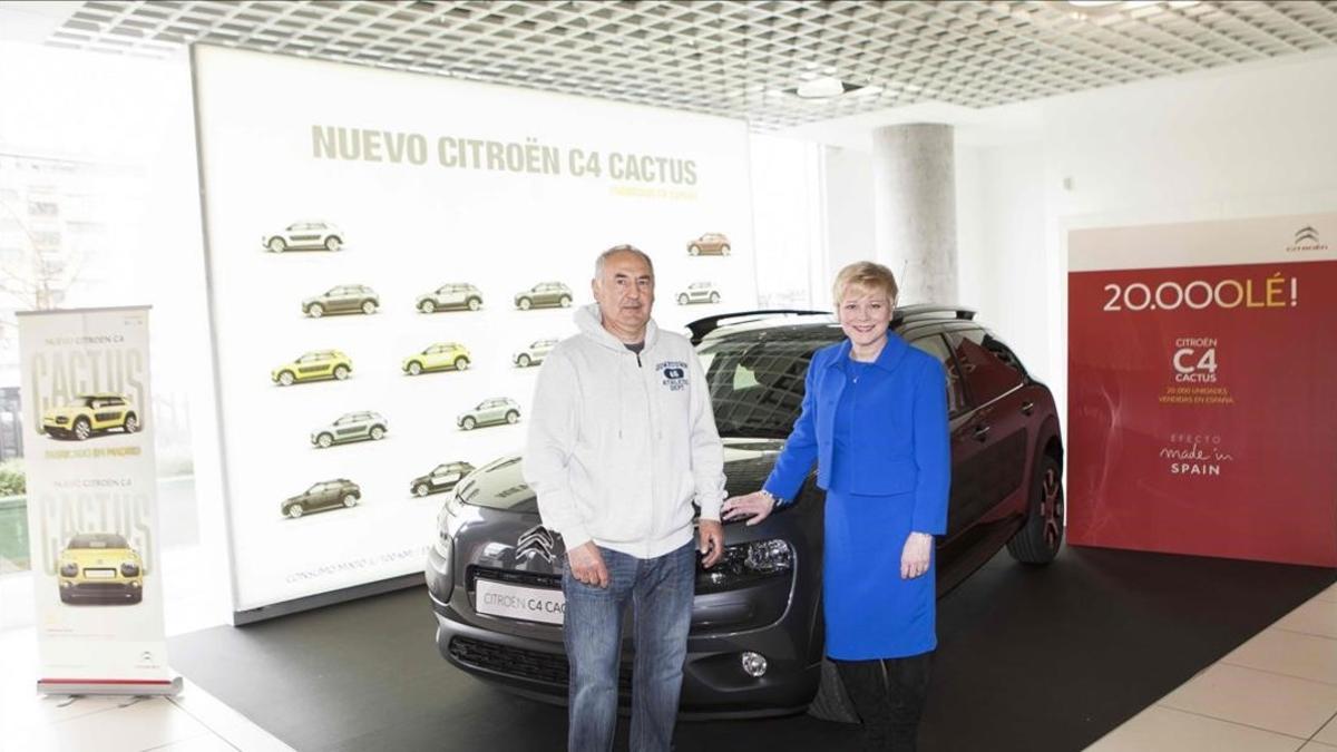 Linda Jackson, directora general de Citroën, entrega el modelo Cactus número 20.000 vendido en España a un cliente en Madrid.