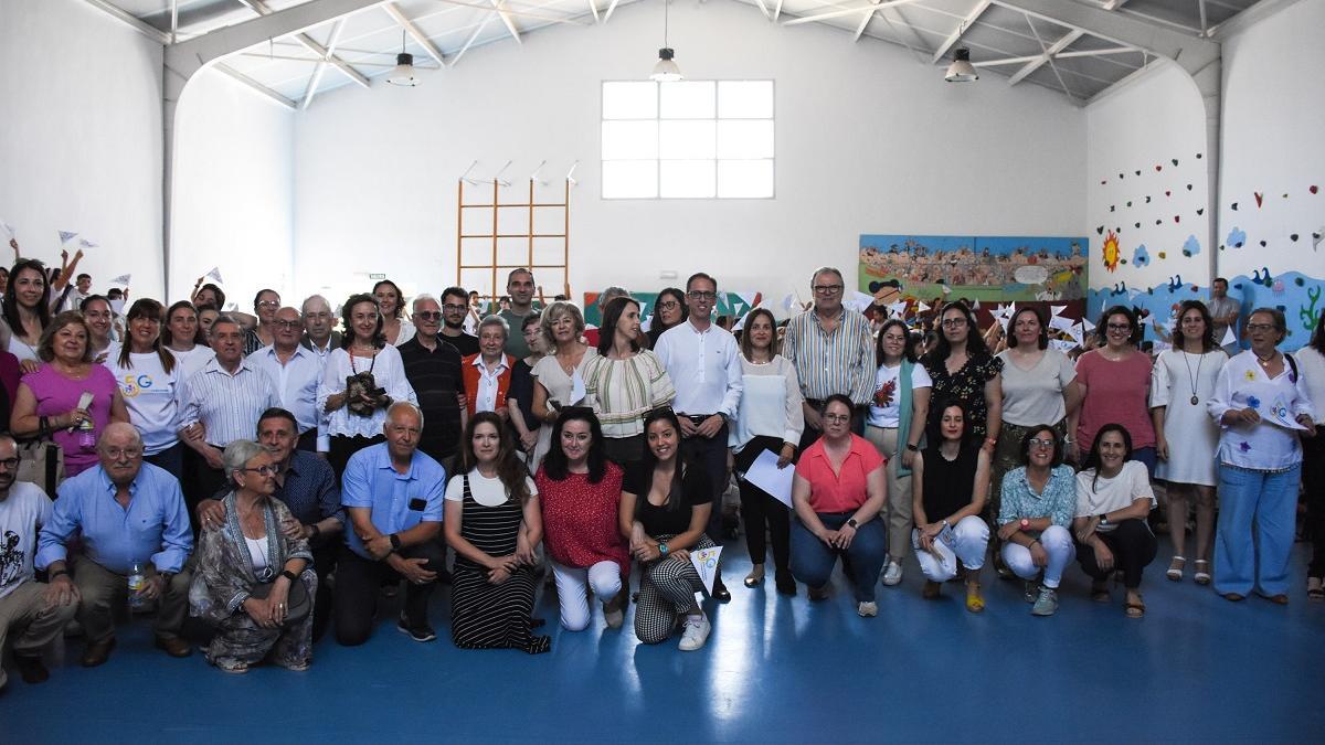 El alcalde y el concejal, con miembros de la comunidad educativa del Ginés de Sepúlveda en el 50 aniversario del centro pozoalbense.