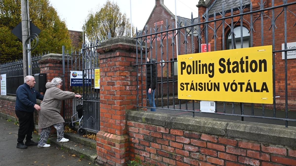 Una pareja llega a un colegio electoral de Dublín, este viernes.