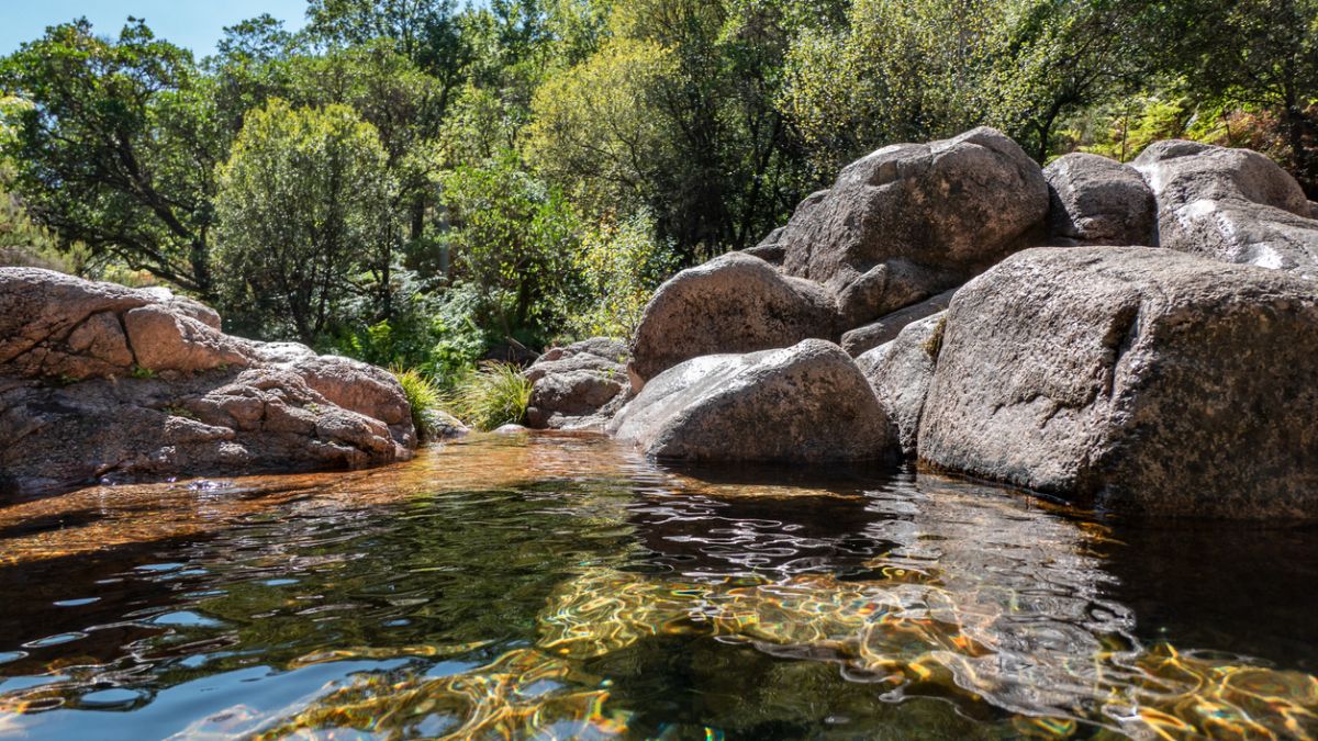 La capital mundial de las piscinas naturales, al lado de Extremadura