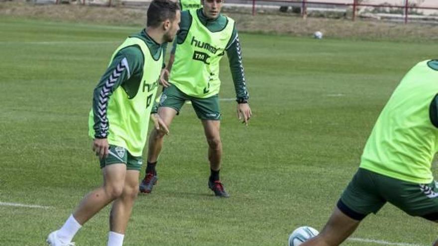 Iván Sánchez y Ramón Folch, ayer, jugando el partidillo en las dos posiciones de centrocampistas.