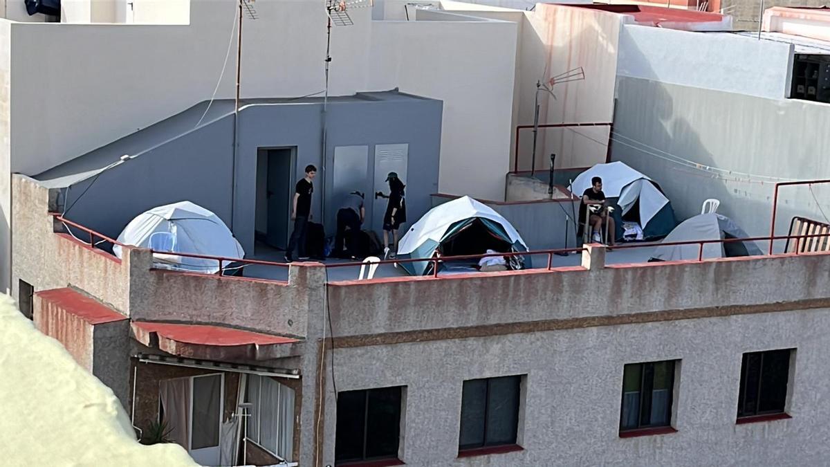 Tiendas de campaña en la azotea de un edificio de Santa Cruz de Tenerife.