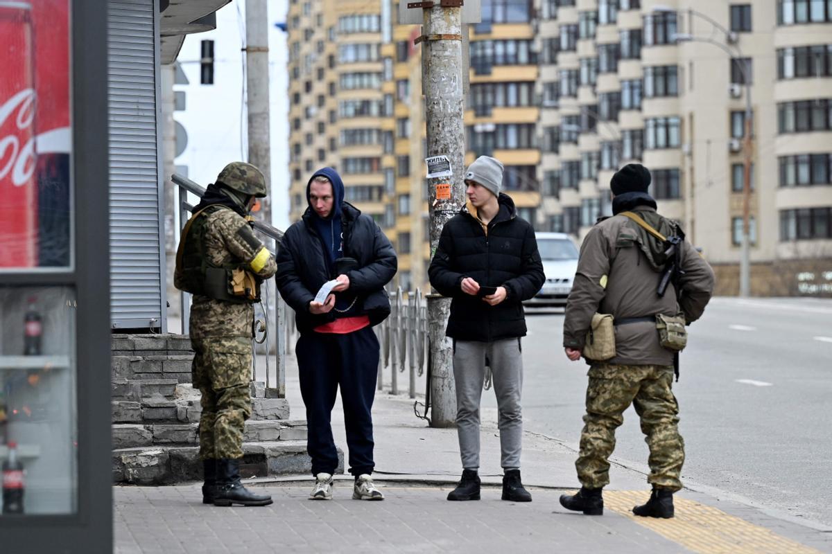 Miembros de las Fuerzas de Defensa Territorial de Ucrania piden la documentación a ciudadanos en las calles de Kiev.