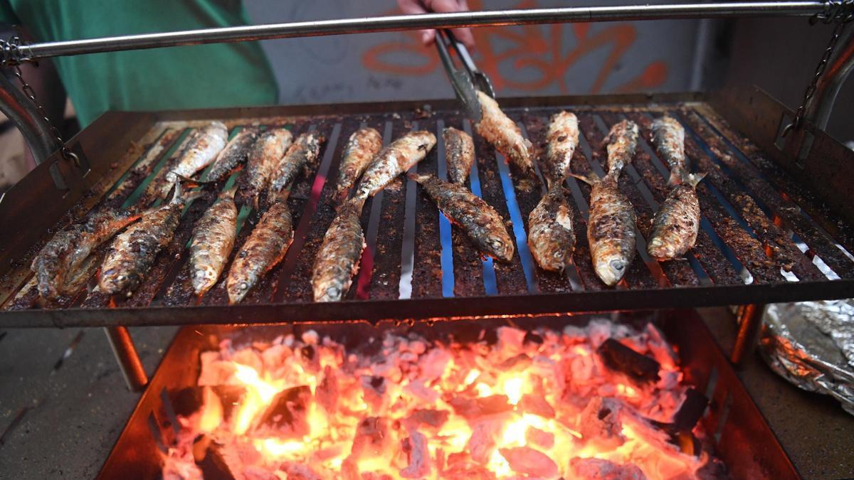 Las sardinas asadas, auténticas protagonistas de la 'noite meiga' en A Coruña, se disfrutan tradicionalmente sobre una buena rebanada de pan de broa.