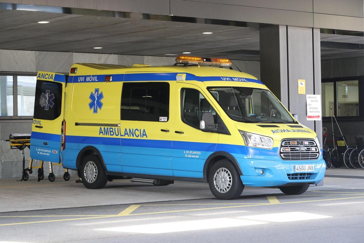 Una ambulancia en el Hospital Álvaro Cunqueiro, en Vigo.