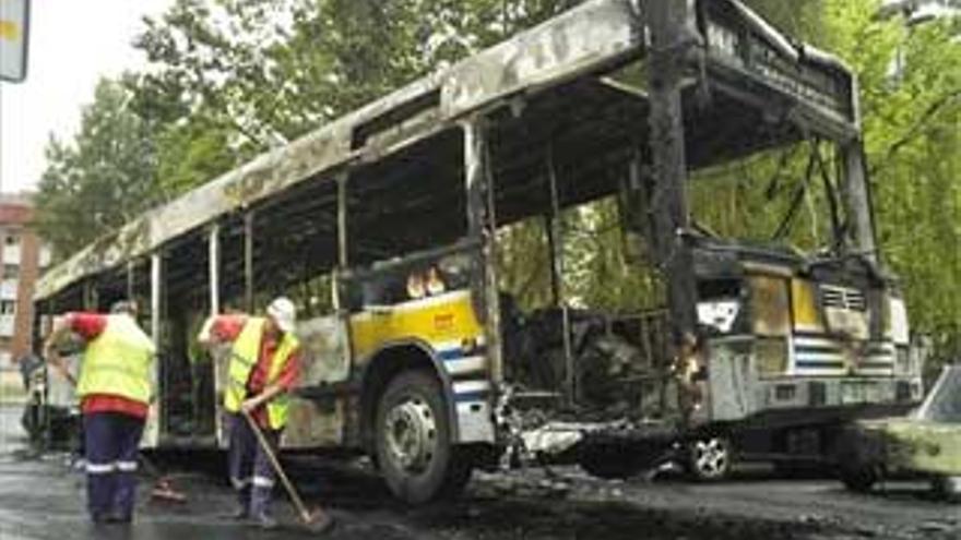 Un grupo de violentos prende fuego a un autobús en Barakaldo