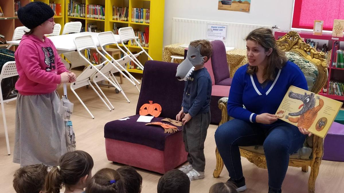 Actividad en la biblioteca de un colegio del área coruñesa.