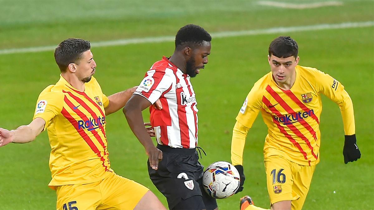 Pedri muestra el premio Kopa a la afición del Camp Nou