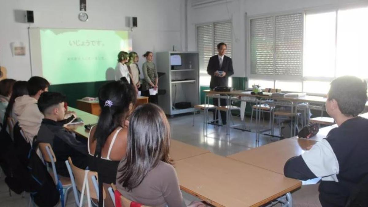 L’ambaixador del Japó adreçant-se als alumnes de l’Institut Alexandre Deulofeu.
