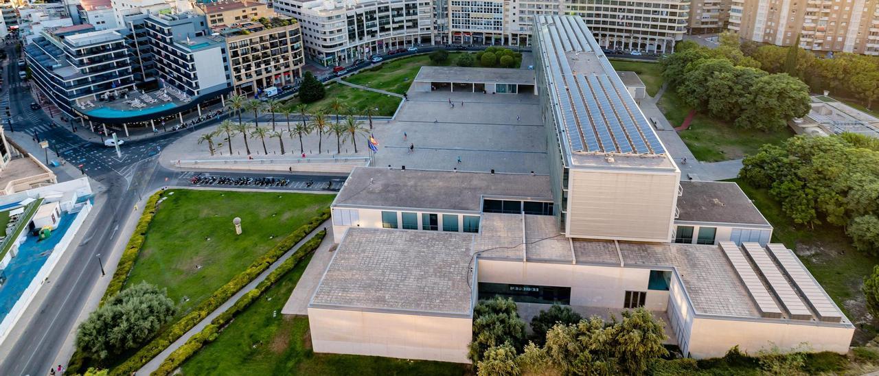 El edificio del Ayuntamiento junto a viviendas en Benidorm.