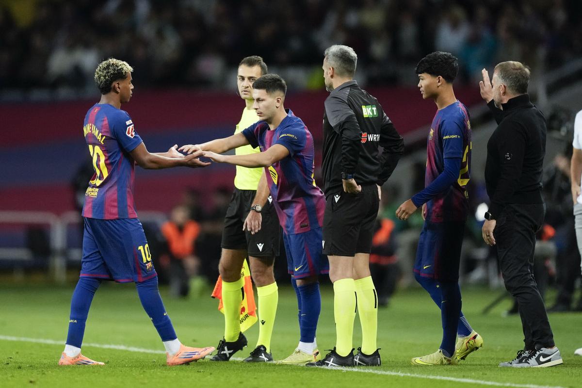 BARCELONA, 02/11/2025.- El delantero del Barcelona Lamine Yamal (i) abandona el terreno de juego tras ser sustituido por el sueco Roony Bardghji (2i), durante el partido de LaLiga entre el FC Barcelona y el Elche CF, este domingo en el estadio Olímpico Lluis Companys. EFE/Enric Fontcuberta