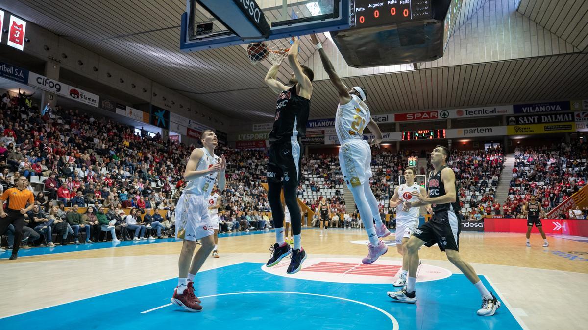 Mekowulu llega tarde para evitar el mate de Miletic durante el partido del domingo en Gerona.