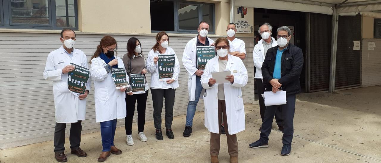 Médicos a las puertas del centro de salud de San Blas, en Alicante