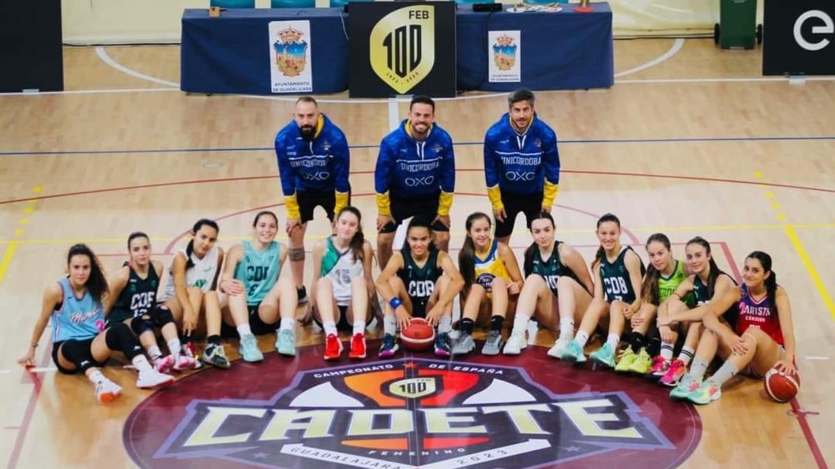 Plantilla del Uni Córdoba Maristas cadete femenino de baloncesto.