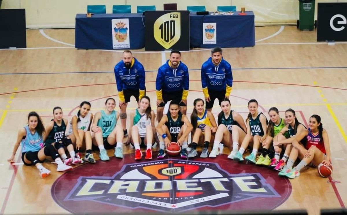 Plantilla del Uni Córdoba Maristas cadete femenino de baloncesto.