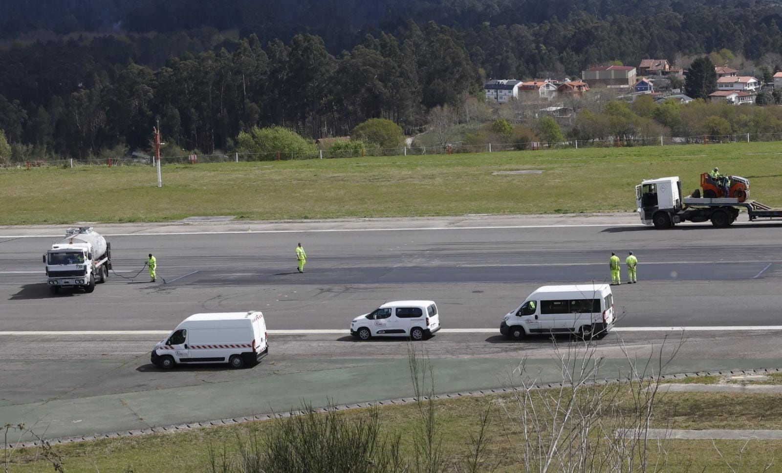Asfaltan el socavón que obligó a cerrar el aeropuerto de Vigo