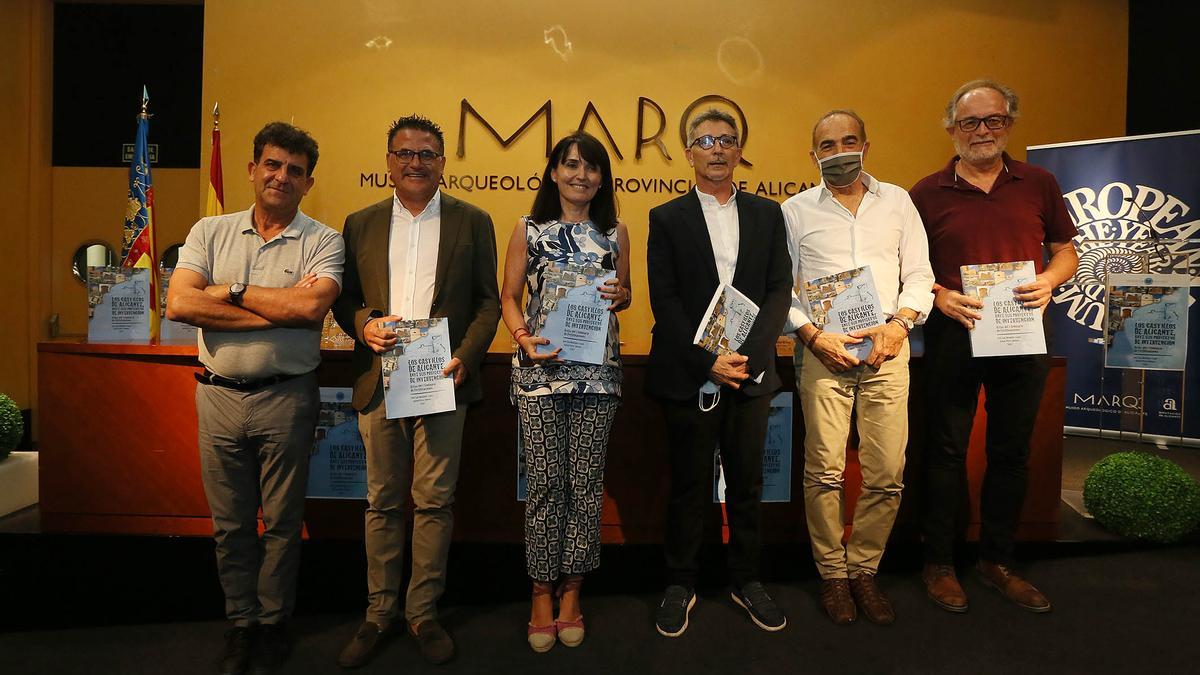 Los participantes en la presentación del libro.