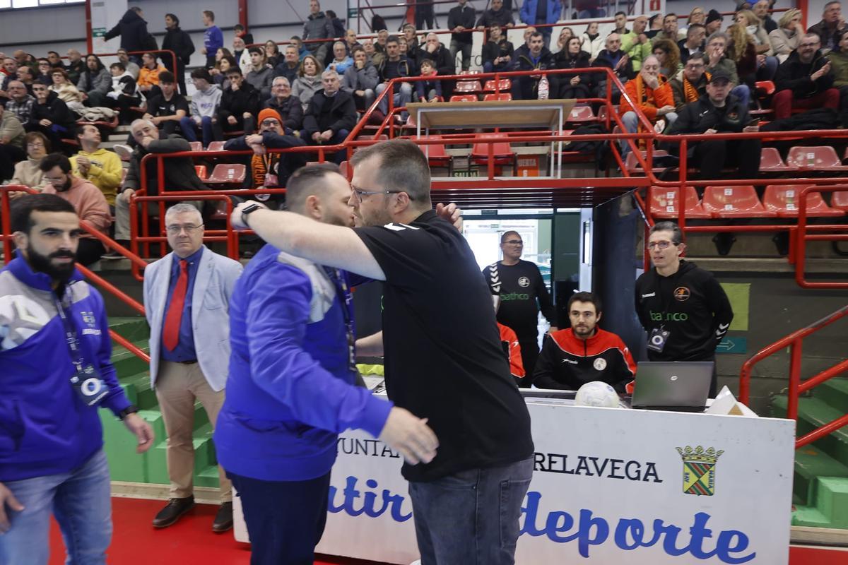 Los entrenadores del Cangas y Torrelavega, Nacho Moyano y Álex Mozas, se abrazan antes del partido de ayer.