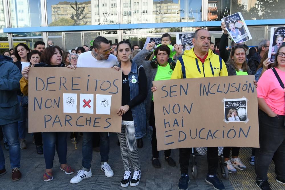 Madres y padres de alumnos han leído un manifiesto para denunciar la "discriminación sistemática" que ejerce la Administración contra los derechos educativos de las personas vulnerables.