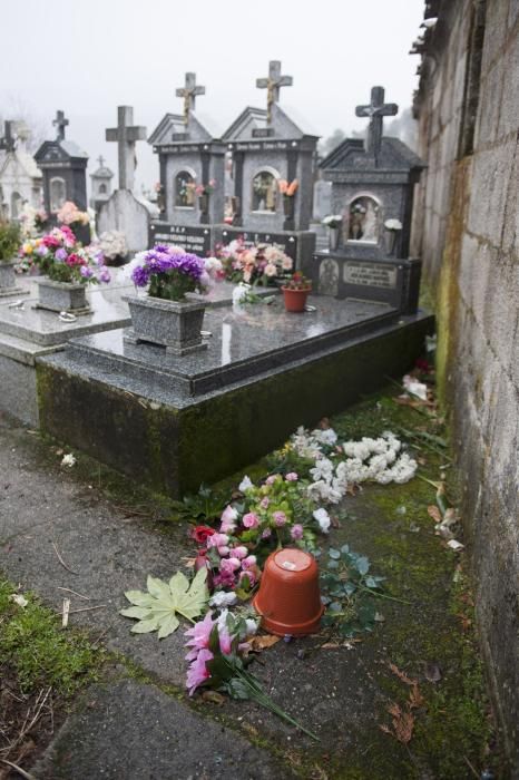 La fuerza de la borrasca provocó destrozos en los panteones y rompió sepulturas, además de derribar ornamentación funeraria y arrancar varias tejas de la cubierta de la iglesia de Padrendo