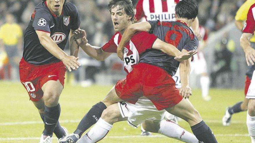 Agüero y Luis García disputan un balón en el PSV-Atlético de la Liga de Campeones 2008-09.