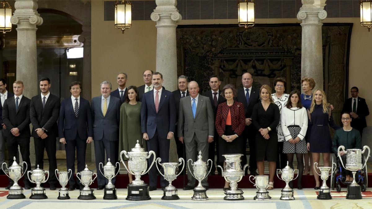 Los Reyes don Felipe y doña Letizia, acompañados por los reyes eméritos, don Juan Carlos y doña Sofía, posan con los galardonados con los Premios Nacionales del Deporte 2016 en una gala celebrada este lunes en el Palacio Real