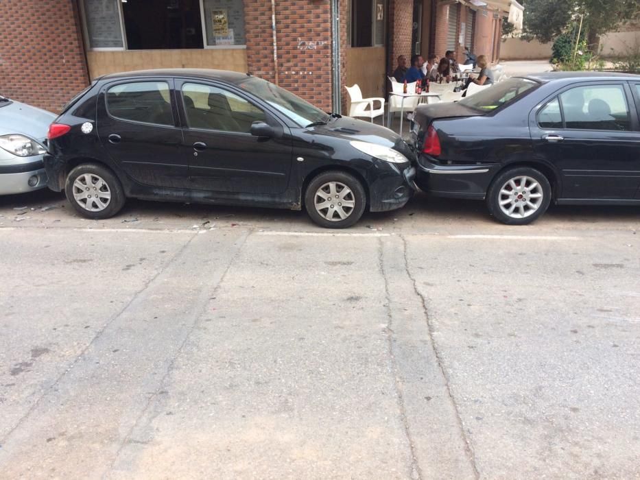Un coche vuelca en Benicalap y destroza vehículos aparcados