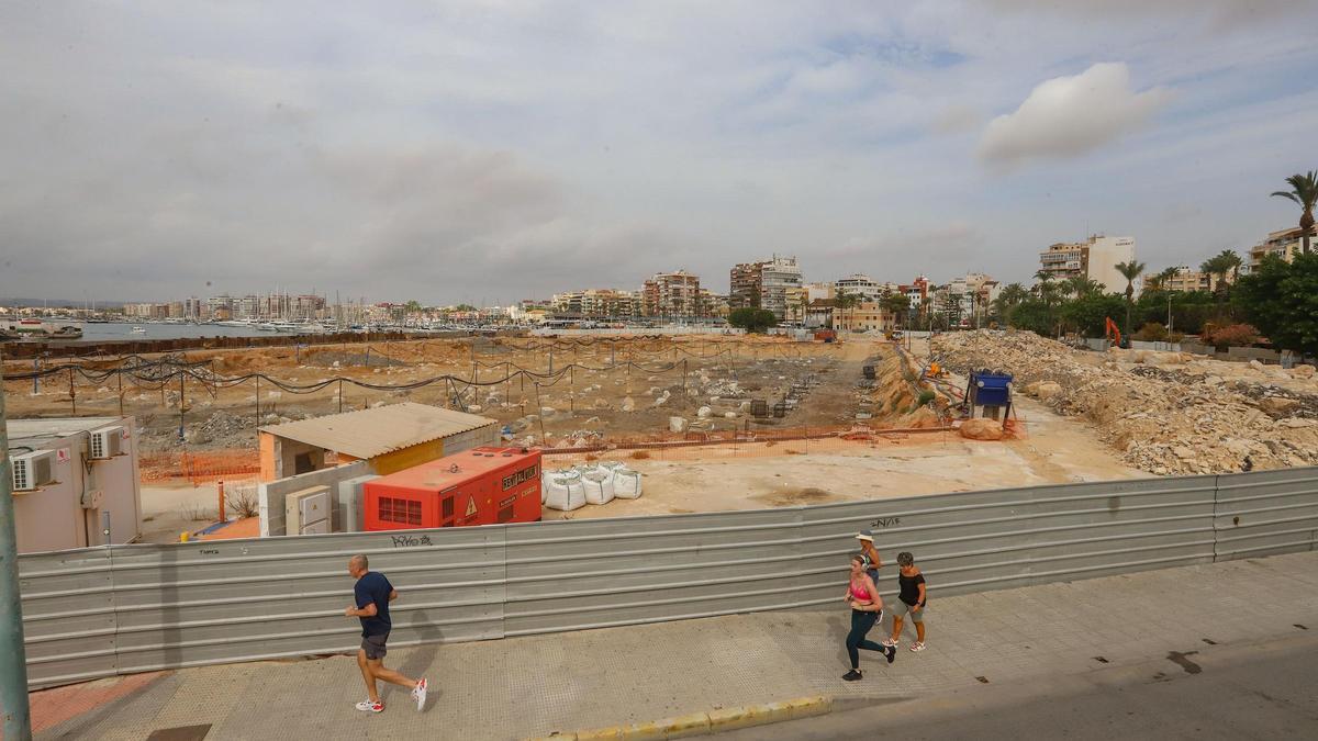 Obras de la zona de ocio Paseo del Mar en el recinto portuario en el que ha comenzado la cimentación del aparcamiento