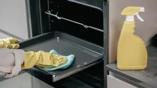 El truco infalible para limpiar el horno mientras duermes