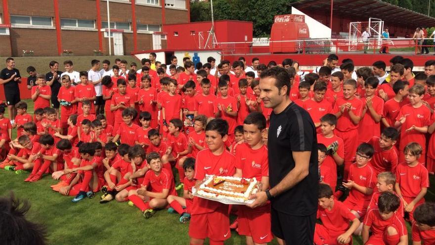 Baraja recibe una tarta por su cumpleaños.