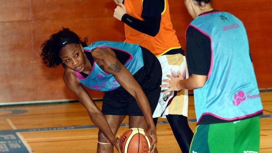 Yanique Gordon, agachada, durante el entrenamiento de ayer. // R. V.