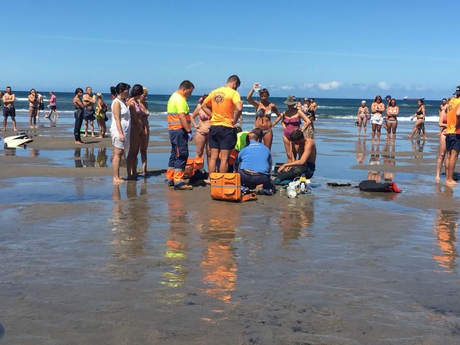 Intervención con bañistas en la playa de Salinas